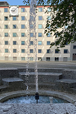 Brunnen im öffentlich zugänglichen Innenhof des DPMA in München