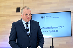 Moderator Ulrich Walter