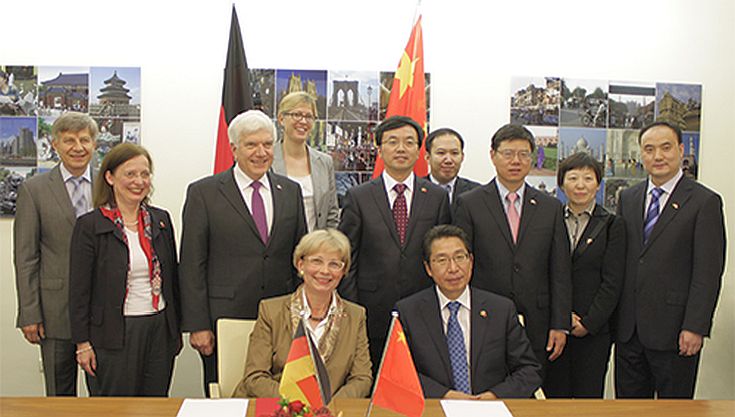 Dr. Shen, Leiter der SIPO, beim Antrittsbesuch im DPMA mit Präsidentin Cornelia Rudloff-Schäffer