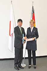 Frau Rudloff-Schäffer, Präsidentin des DPMA und Herr Kihara, Deputy Commissioner treffen sich.