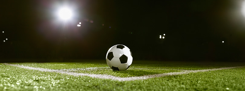 Fussball auf Rasen im Stadion